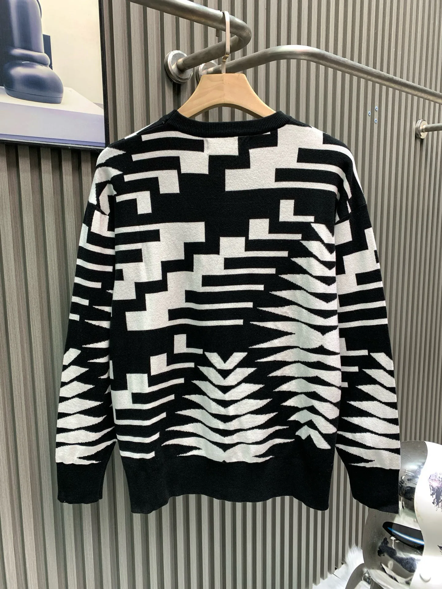 🅿️360 🀄️ Louis Vuitton 1v 2025 new jacquard knitted wool pullover ⚠️The original internal price is 15600 purchased💰 This style is made of 50 wool 50 polyamide fiber 26-count double-ply blended yarn and is dyed blue and red on the board. The flowers are manually counted by the painter and then finely modified. It adopts imported 12-knitting machine full-piece cylindrical jacquard and 3-color cylindrical hanging jacquard process. It takes 380 minutes. Special wool washing process makes the fabric texture softer and more delicate. The velvet feel has warmth and affinity. The touch is self-evident. There is no thorny feeling when worn next to the body. It has excellent thermal insulation coefficient and does not deform. Same style for men and women.